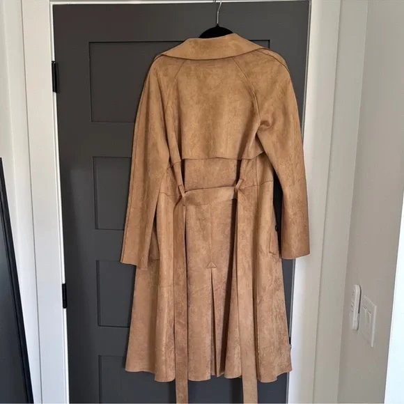 Tan Double-Breasted Women's Coat. Perfect spring trench. - Picture 2 of 4